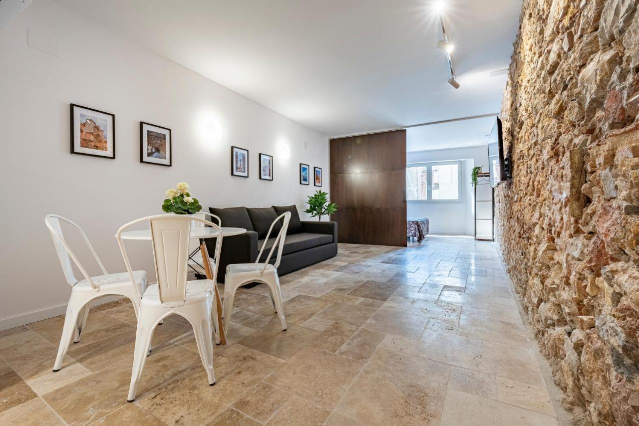 Stone Wall En Barri Port Maritim Apartamento